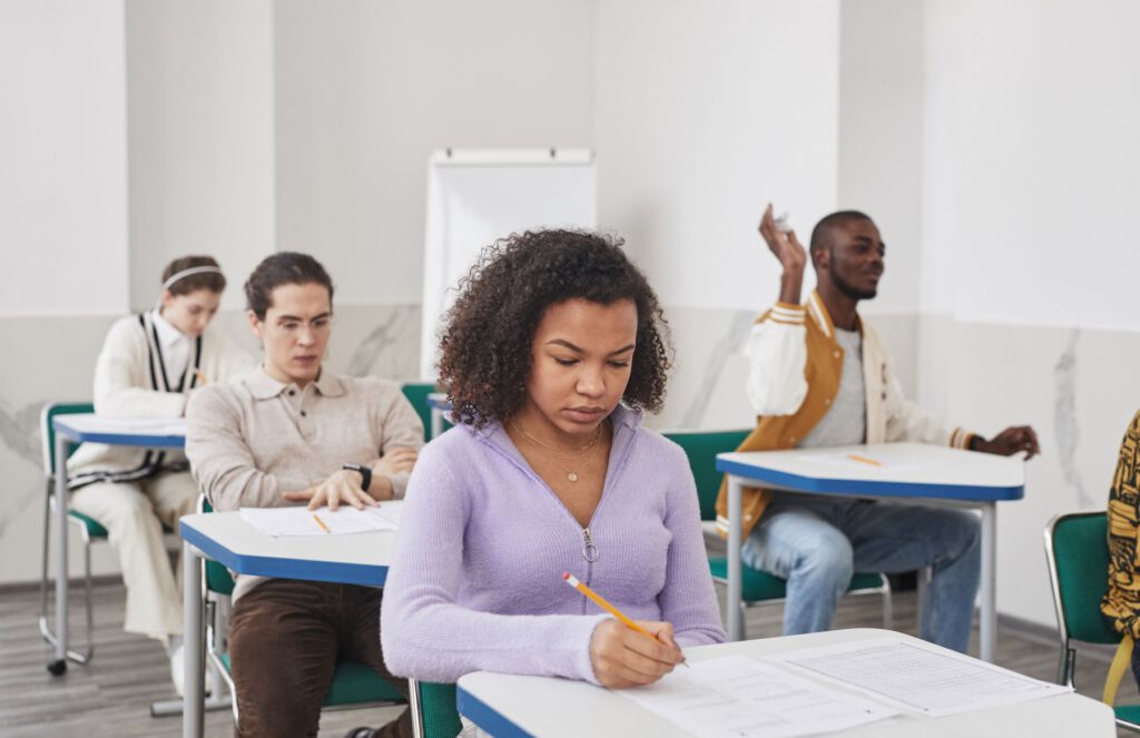 Volwassenen maken een examen in een lichte klas