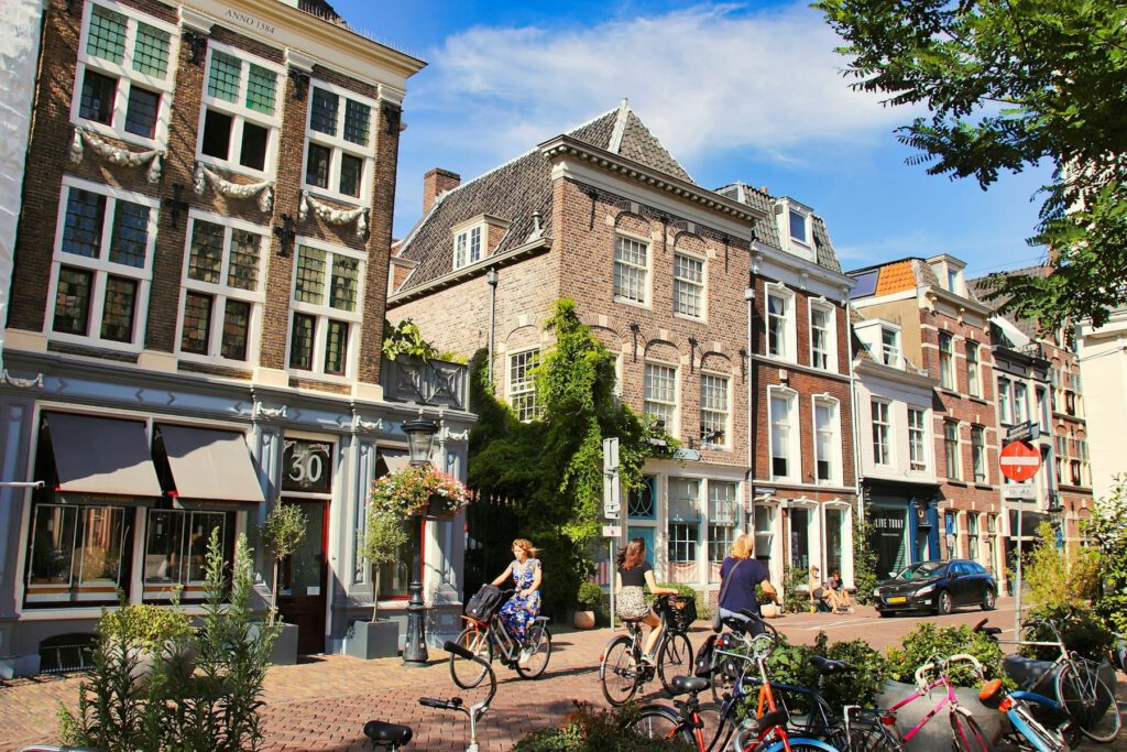 Een straat in Utrecht met fietsers en oude gevels