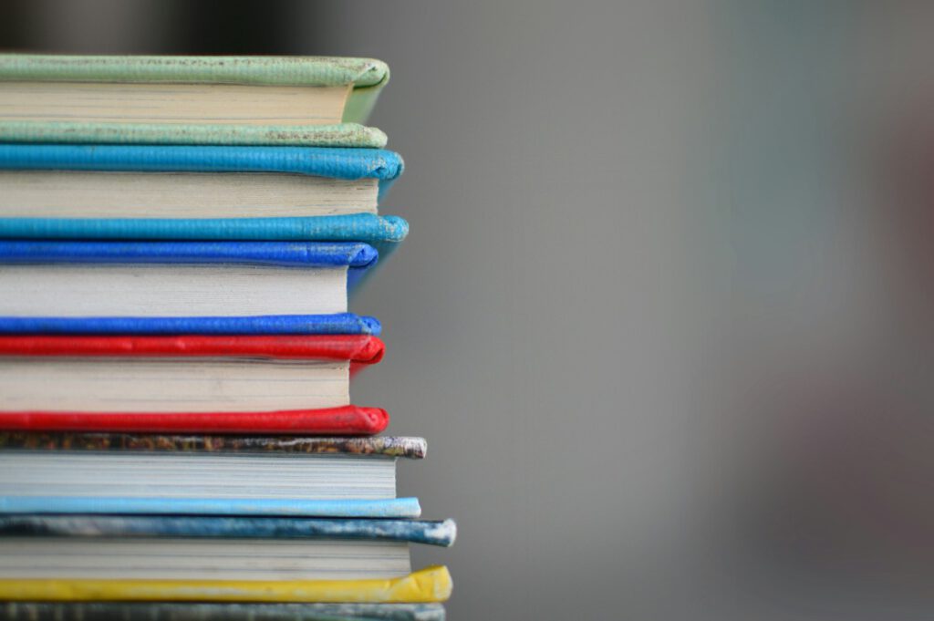 Een stapel boeken en studiemateriaal
