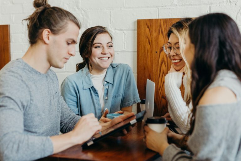 Volwassenen in gesprek tijdens een taalcursus